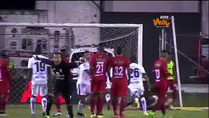 Un gardien colombien marque un coup franc et fait une passe décisive dans le même match