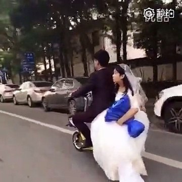 Đánh rơi cô dâu giữa đường, chú rể hồn nhiên đạp xe tiếp