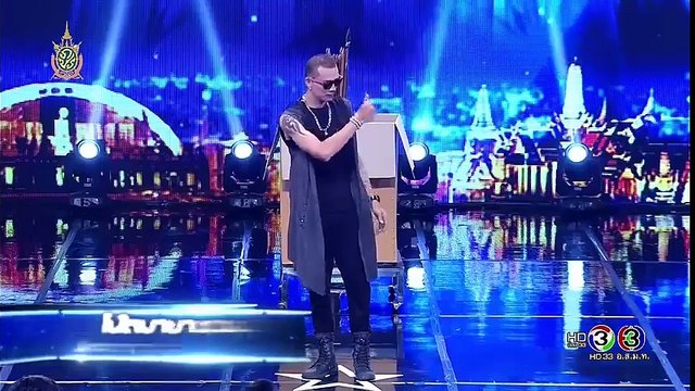 Màn ảo thuật đâm giáo xuyên thùng có cô gái ngồi trong khiến BGK và khán giả toát mồ hôi