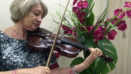 Nhạc công vĩ cầm liên tục chơi đàn trong lúc phẫu thuật não