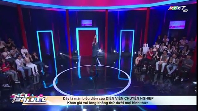 Màn bẻ cổ 180 độ của chàng trai trẻ khiến Hari Won sợ hãi