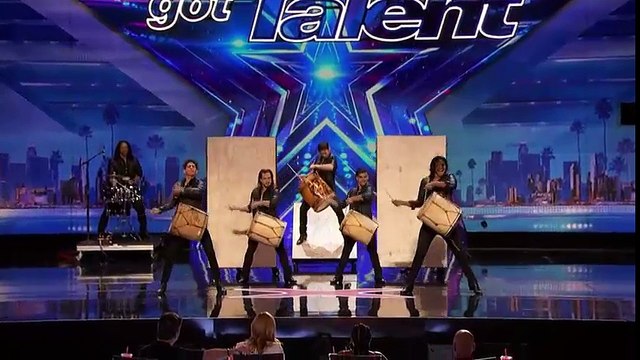 Khán giả hò hét điên đảo trước màn nhày trên giày cao gót của các chàng trai