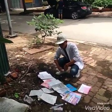 Học sinh đốt sách vở sau khi thi Đại học