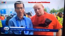 Cổ động viên bóng đá Bỉ đủa giỡn với biên tập viên Việt Nam
