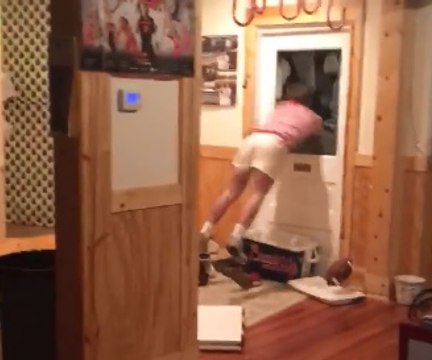 Un fan de foot US saute contre sa porte vitrée après un touchdown et termine à l’hôpital