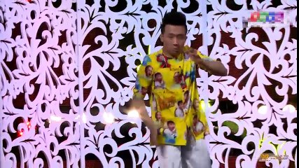 Việt Hương cười hả hê khi Trấn Thành té nhào trên sân khấu