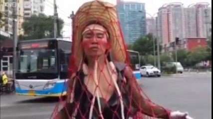 Nam thanh niên ăn mặc kì quái tự tin sải bước trên đường