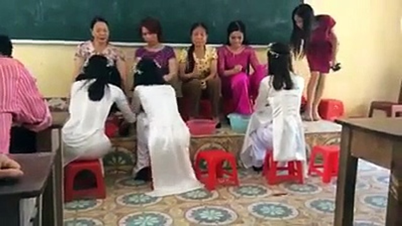 Dư luận nổi sóng trước hình ảnh học trò rửa chân cho cô giáo