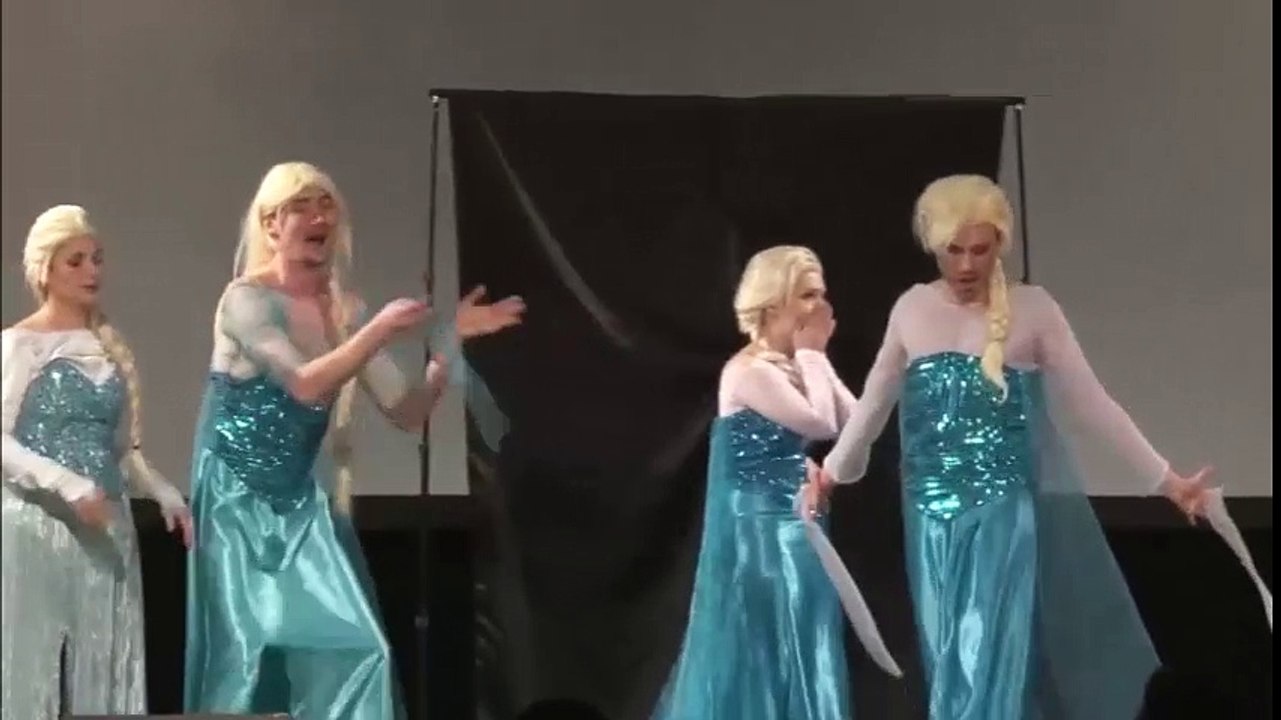 Hoang mang với màn biểu diễn của 8 elsa trên sân khấu