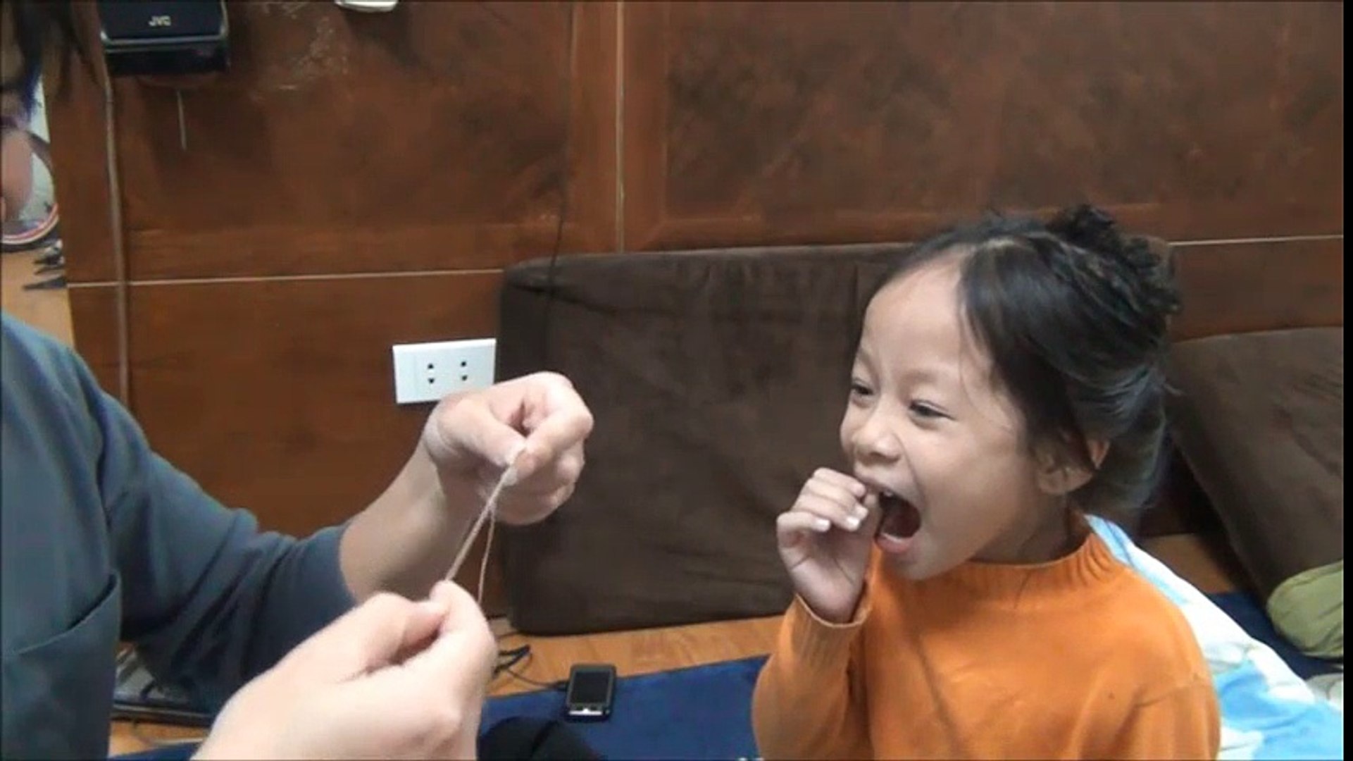 Cười đau bụng với những cách nhổ răng trẻ em đầy bá đạo - Video Dailymotion