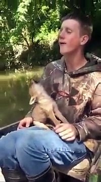 Ce bébé Coyote apprend à hurler avec un humain
