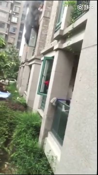 Cha ném con gái 3 tuổi từ tầng ba khu chung cư bốc cháy