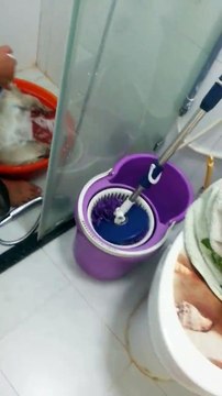 Xúc động người chủ tắm cho chú chó cưng đã chết