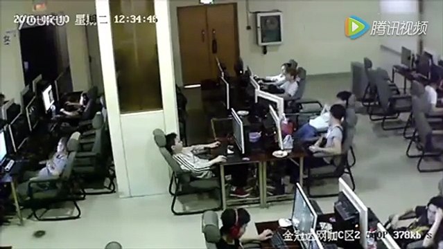 Chàng trai bị điện giật chết khi dùng điện thoại đang sạc pin