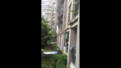 ném con ra cửa sổ từ tầng 2 vì cháy nhà