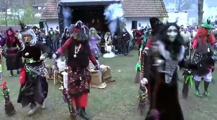 Danse de sorcières sur du raggae electro dans un festival... WTF