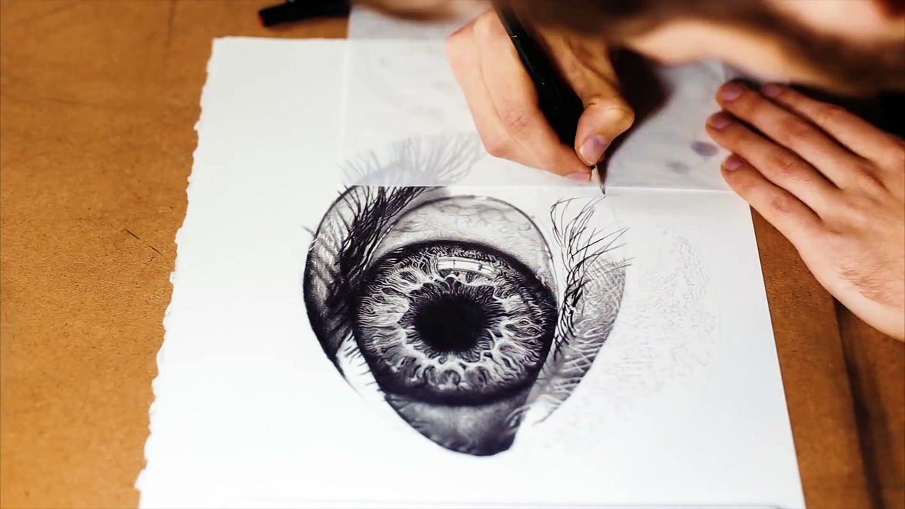 Dessin d'un oeil humain à la main avec un crayon...
