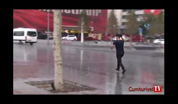 Taksim’de vatandaşlar yağmura hazırlıksız yakalandı