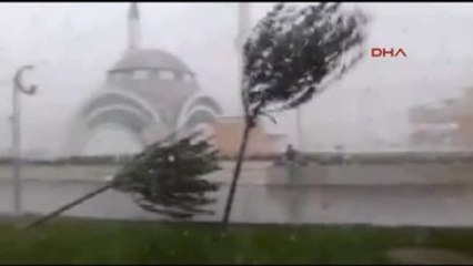 Karabük'te Fırtına Çatıları Uçurdu, Ağaçları Devirdi
