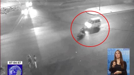 Cámaras captan fuerte accidente de motociclista impactado por auto