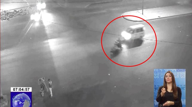 Cámaras captan fuerte accidente de motociclista impactado por auto