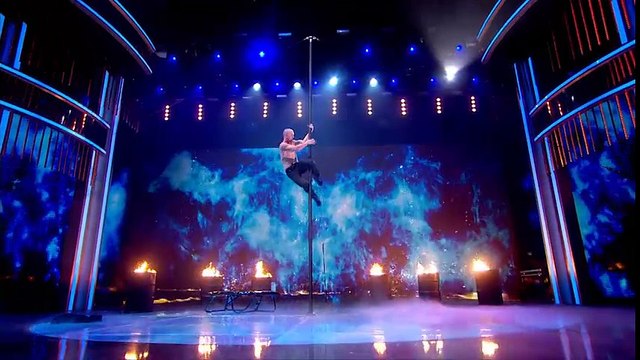 Giám khảo thót tim với tiết mục chống đẩy nuốt dao vào bụng