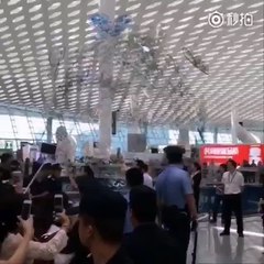 Song Joong Ki lọt thỏm giữa biển lực lượng an ninh tại sân bay