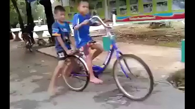 Cười đau bụng với những trò nghịch ngu đang gây sốt cộng đồng mạng