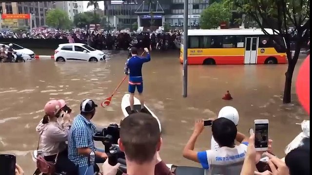 Cười đau bụng với dịch vụ thuyền ôm mùa ngập lụt