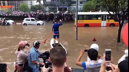 Cười đau bụng với dịch vụ thuyền ôm mùa ngập lụt