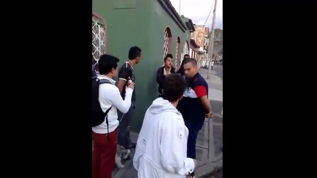 Tên cướp bị nữ nạn nhân đánh túi bụi, bắt truổng cời chạy rong khắp phố