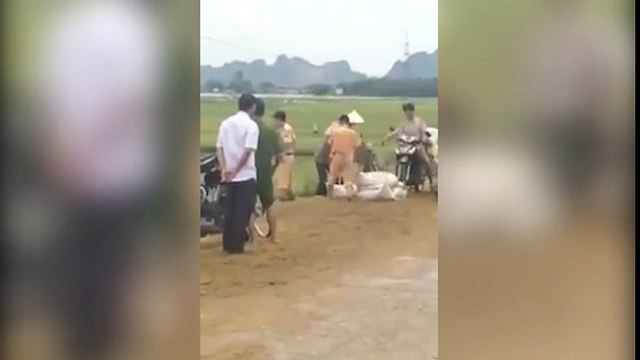 Khi những người chiến sĩ lội bùn, xuống đồng gặt lúa giúp dân