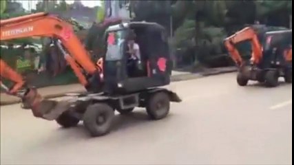 Phát sốt với đoàn rước dâu bằng 20 chiếc máy xúc ở Sơn La