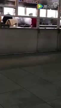 Đoạn clip ghi lại cảnh nhân viên căn-tin giặt cây lau sàn ngay trong nồi nhà bếp