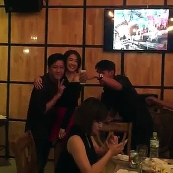 Nhã Phương say đắm hôn Trường Giang trong tiệc sinh nhật