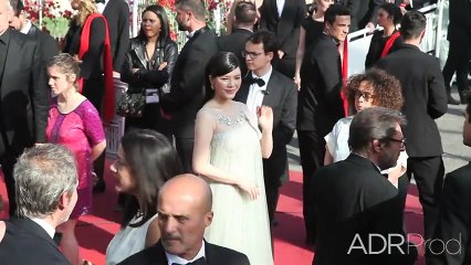 Lý Nhã Kỳ được xướng tên, có người chỉnh váy trên thảm đỏ Cannes