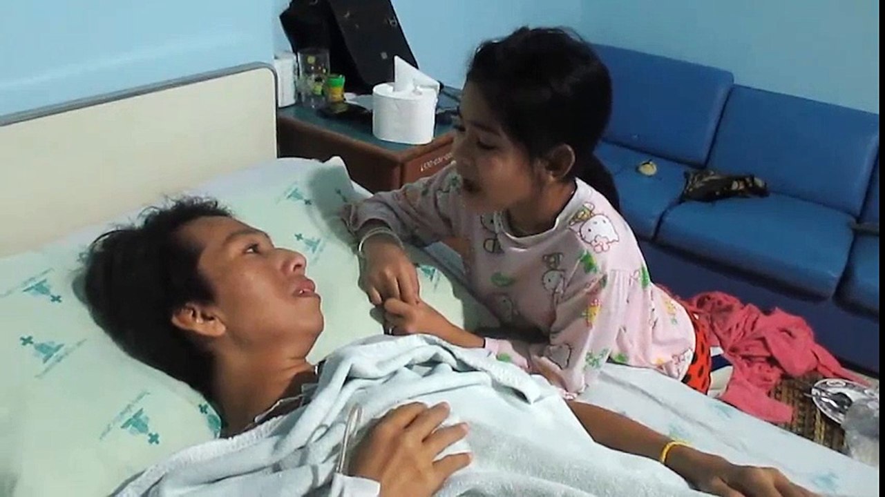 Bé gái ngày ngày vào bệnh viện chăm sóc và hát cho mẹ bị viêm gan siêu vi B