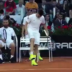 Shaaraoui jongle avec une balle de Tennis