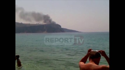 Report TV - Himarë, skafi përfshihet nga flakët në det, nuk ka persona të lënduar