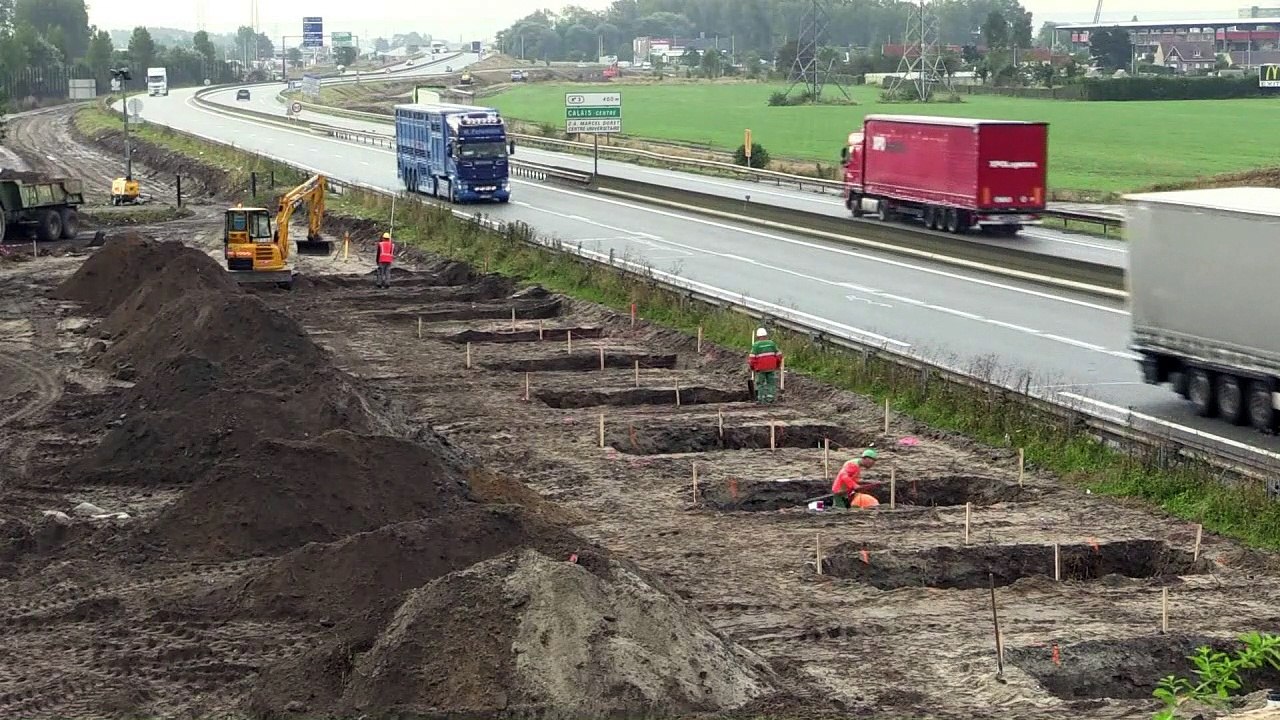 Bau von Mauer nahe Flüchtlingslager von Calais