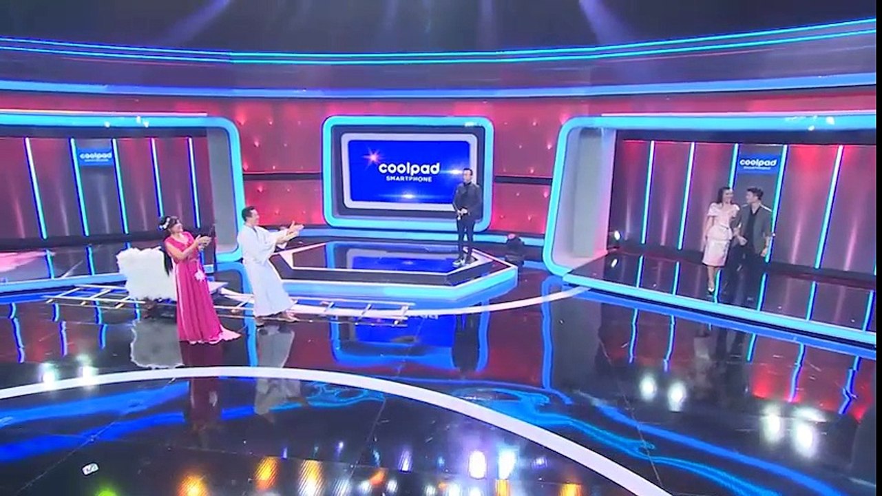 Trấn Thành yêu cầu Huỳnh Anh hôn bạn gái Hoàng Oanh ngay trên sân khấu