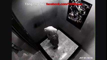Choáng với những pha tấn công kẻ xấu của chị em trong thang máy