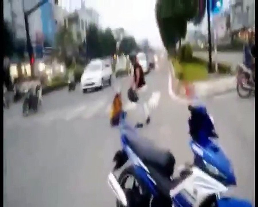 Chồng đánh vợ lăn quay, bất tỉnh giữa phố