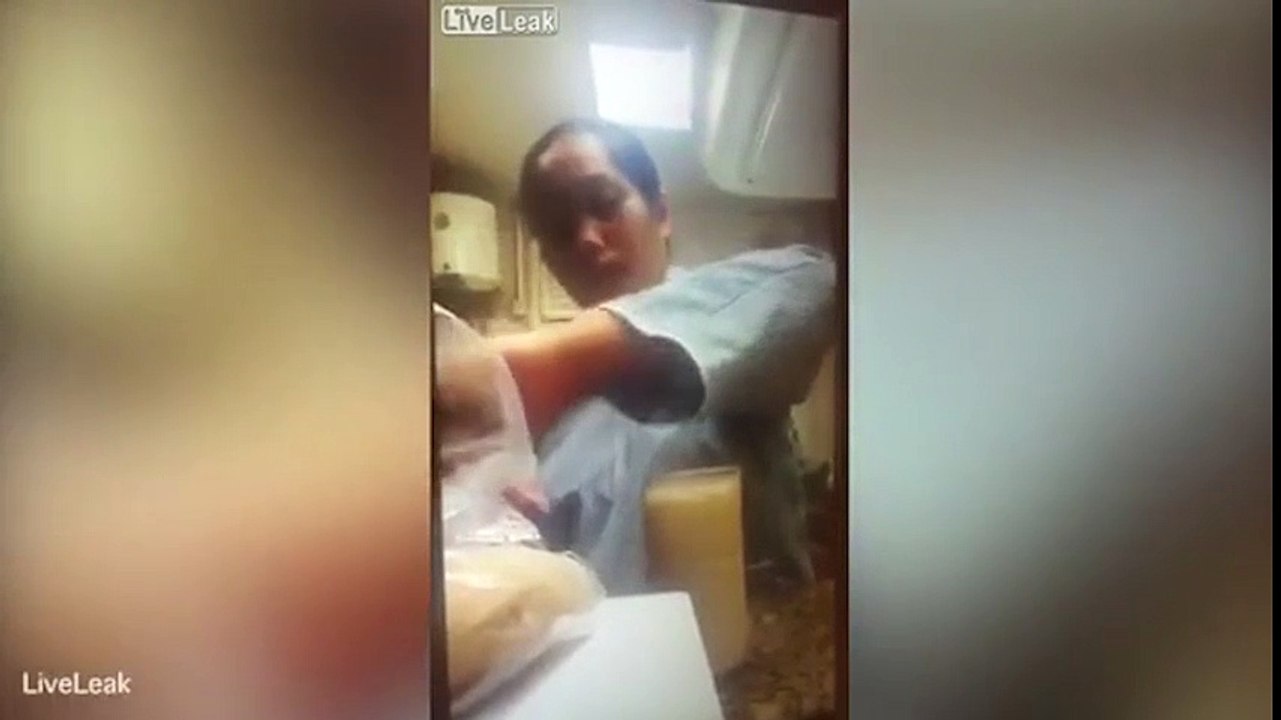 Lắp camera theo dõi, chủ nhà phát hiện người giúp việc pha nước tiểu vào cốc nước