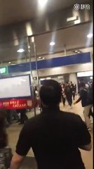 G-Dragon bạo lực với fan tại sân bay?