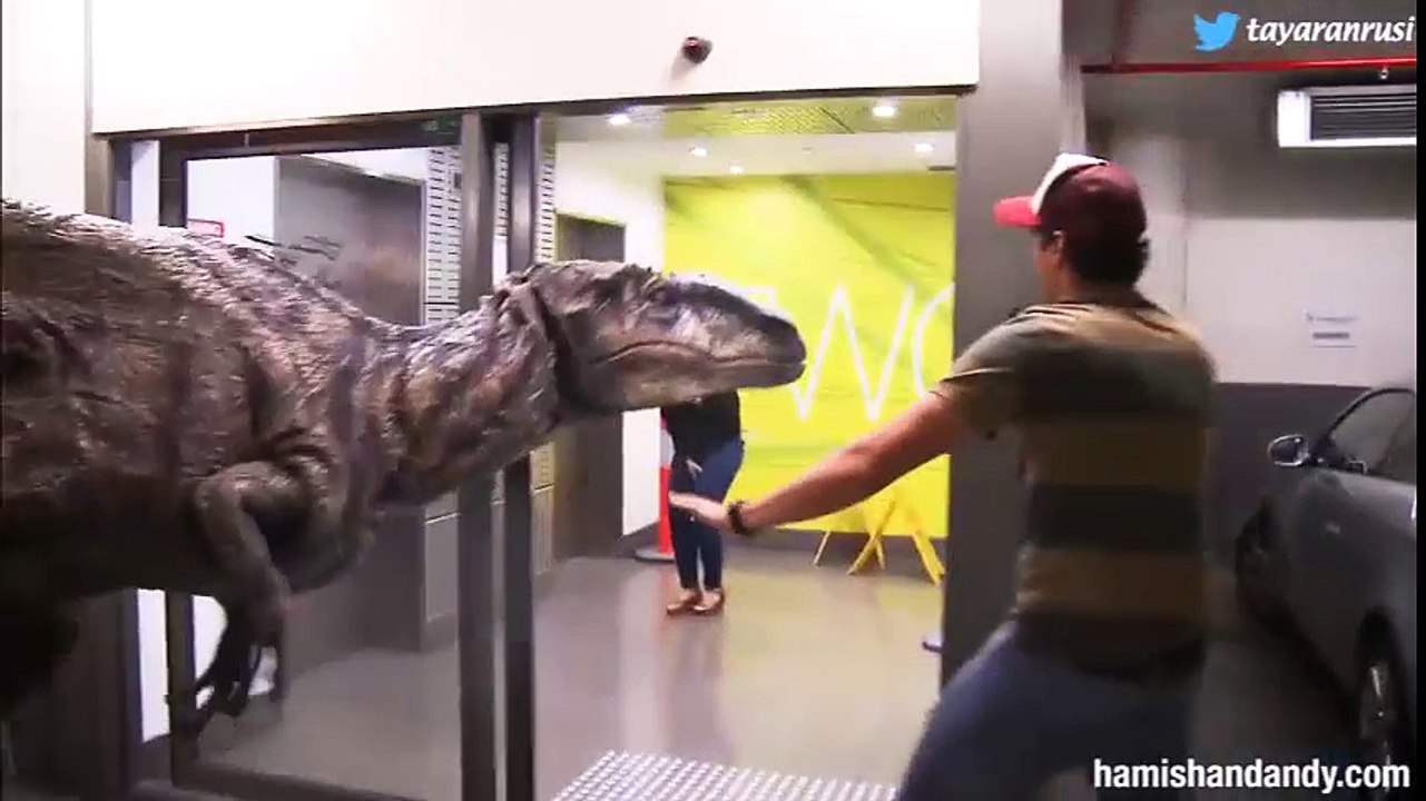 Cười thả ga với trò giả khủng long dọa người chết khiếp