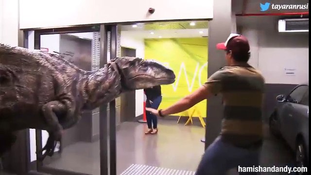 Cười thả ga với trò giả khủng long dọa người chết khiếp