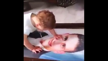 Đau lòng cảnh bé gái khóc trên di ảnh của cha