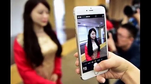 Ai cũng phải sững sờ khi phát hiện ra cô người mẫu xinh như mộng lại là robot