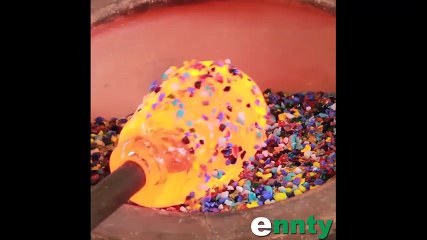 Cận cảnh làm bình thuỷ tinh màu sắc đầy vi diệu